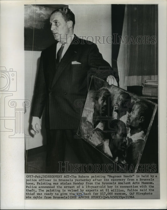1964 Press Photo Police Officer with Brussels Ancient Arts Museum Painting