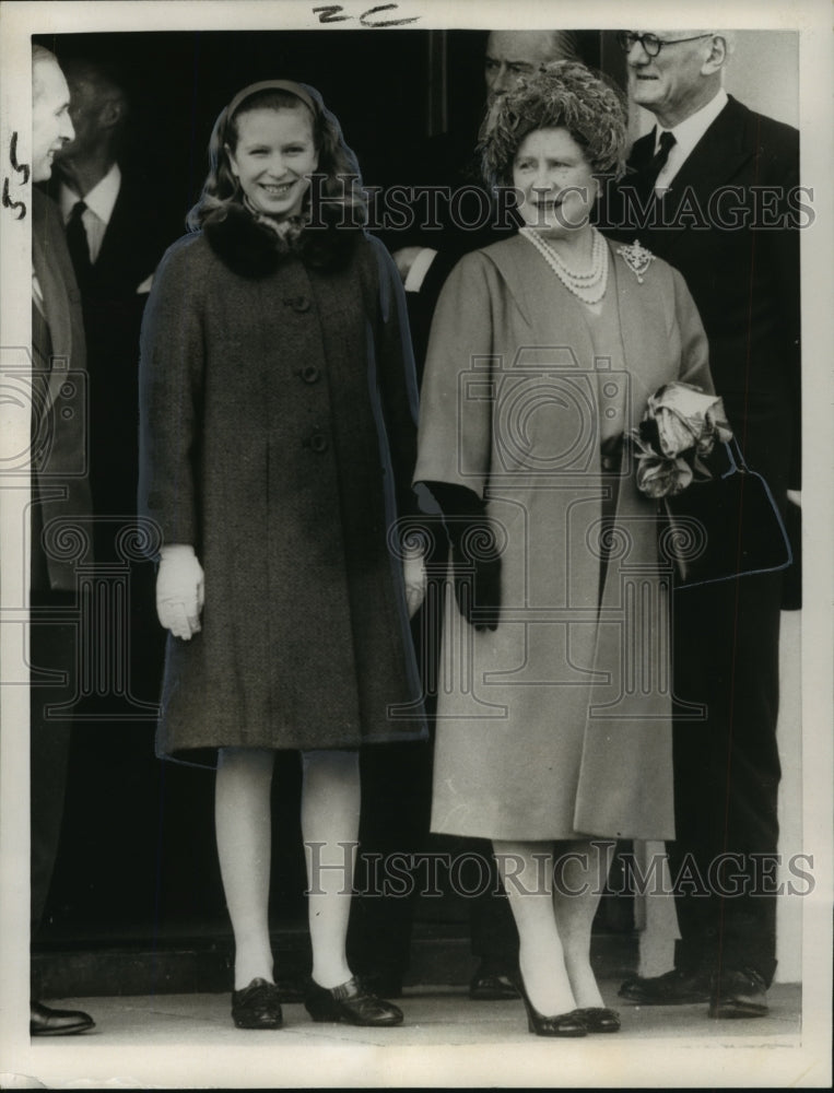 1963 Press Photo Royal Family - Princess Anne and Grandmother Queen Elizabeth- Historic Images