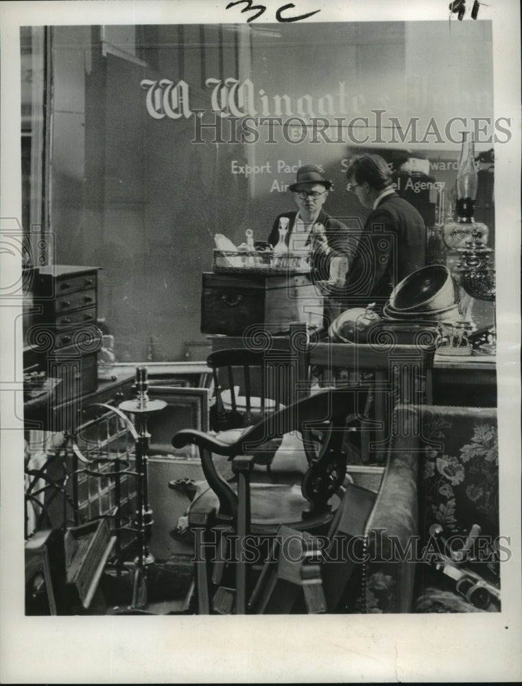 1963 Press Photo British Export Junk to American Craze for Antiques - noa20138