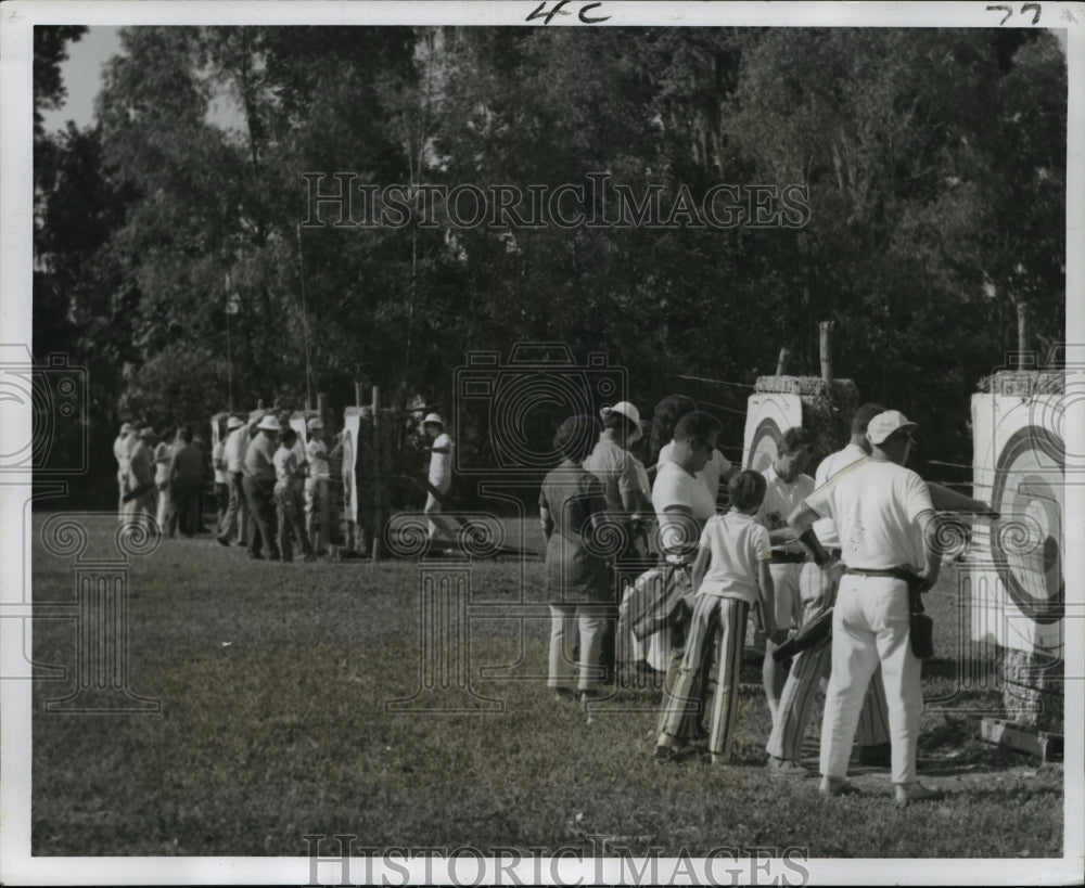 1971 Press Photo Archery - Archers Count Their Scores at Targets- Historic Images