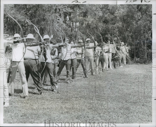 1971 Press Photo Acadian Archery Club of Jefferson Parish - Archers at the Ready- Historic Images