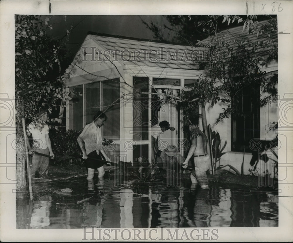 1947 Press Photo Fred Matthews and Wife, Edward Bowker Protect House from Flood- Historic Images