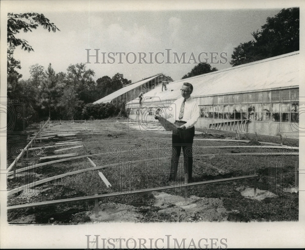 1970 Press Photo Audubon Park - Dennis J. Lacey, Jr. at Greenhouse, New Orleans- Historic Images