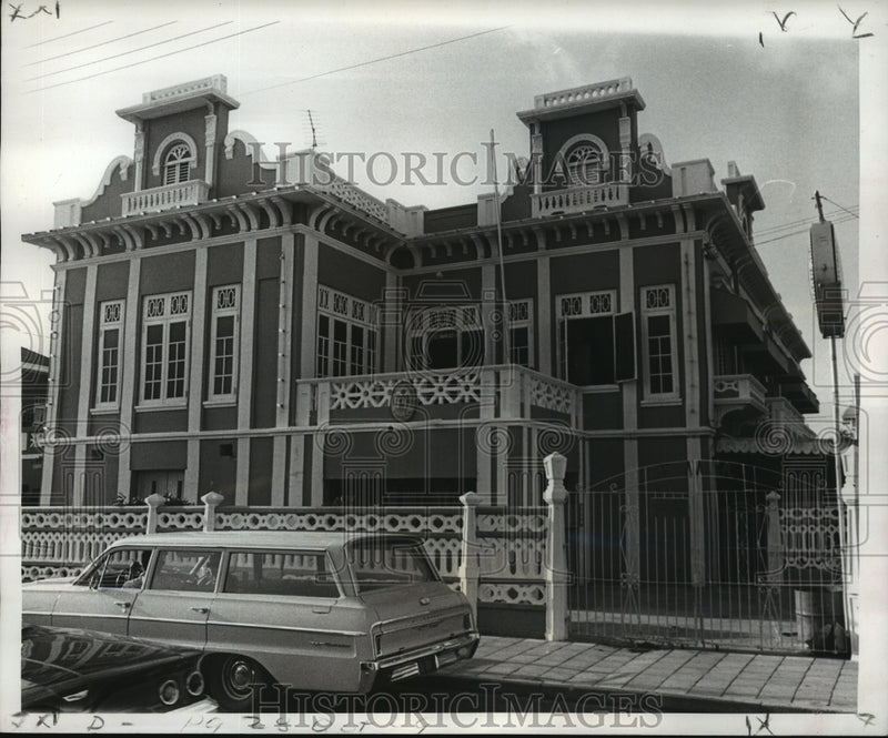 Load image into Gallery viewer, 1967 Press Photo Aruba Dutch Style Architecture Restaurant Former Home
