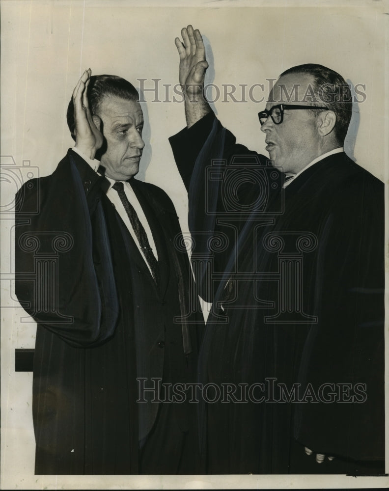 1966 Press Photo Judge Matthew S. Braniff, Judge Bernard J. Bagert, Swearing In- Historic Images