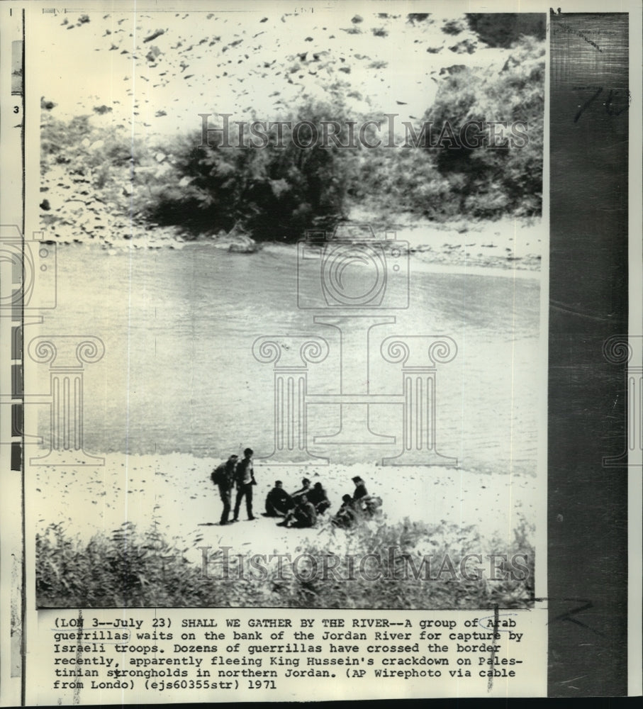 1971 Press Photo Arab Guerrillas at the Jordan River Waiting for Israeli Troops- Historic Images