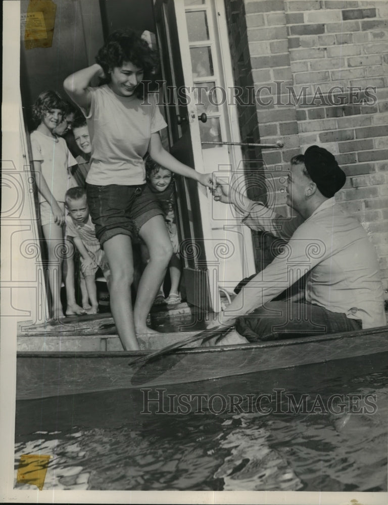  Press Photo Man Picks Up Girlfriend in Pirogue in Flooded New Orleans- Historic Images