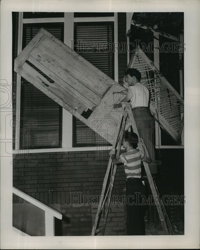 1947 Press Photo Maurice McDaniel, Joseph Buchert Prepare for Natural Disaster- Historic Images