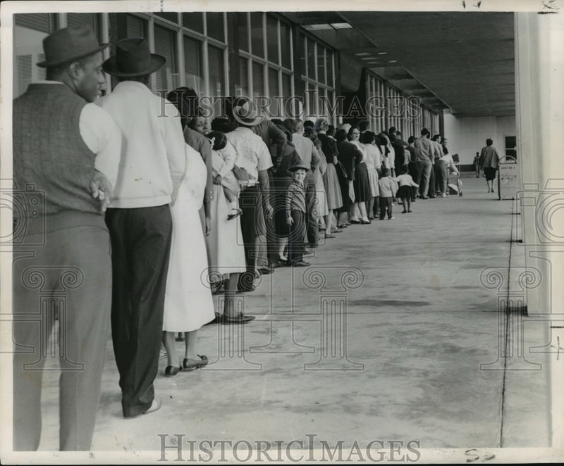 Load image into Gallery viewer, 1962 Press Photo Louisiana State Office Building - People Wait for Auto Tags
