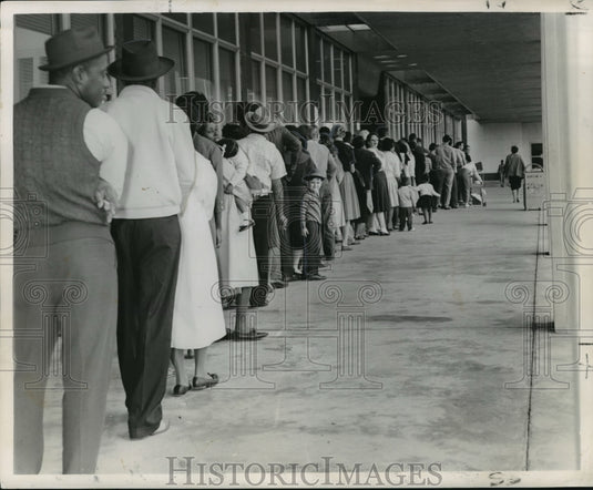 1962 Press Photo Louisiana State Office Building - People Wait for Auto Tags