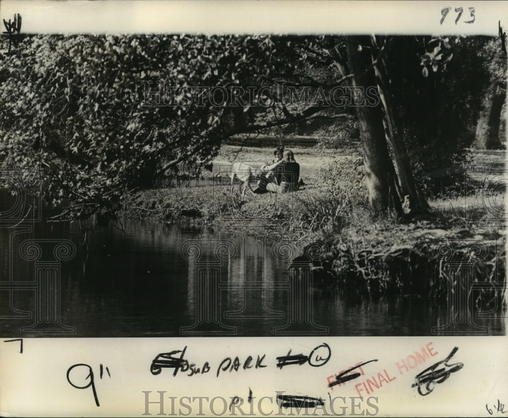 1976 Press Photo Couple Sits Along Bank of Audubon Park Lagoon - noa22008- Historic Images