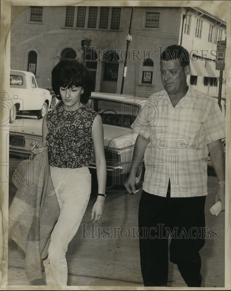 1967 Press Photo Wanda Meeks and D.A. Investigator Hubert Badeaux- Historic Images