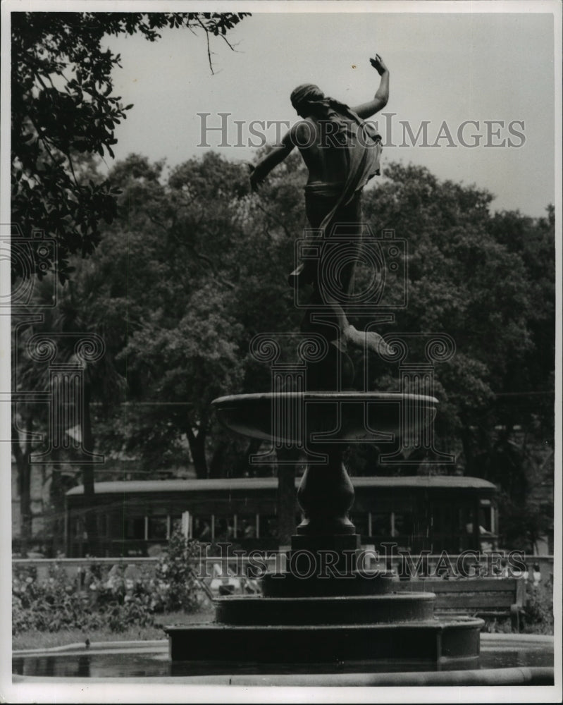 1964 Press Photo Audubon Park - Fountain Statue on St. Charles Avenue