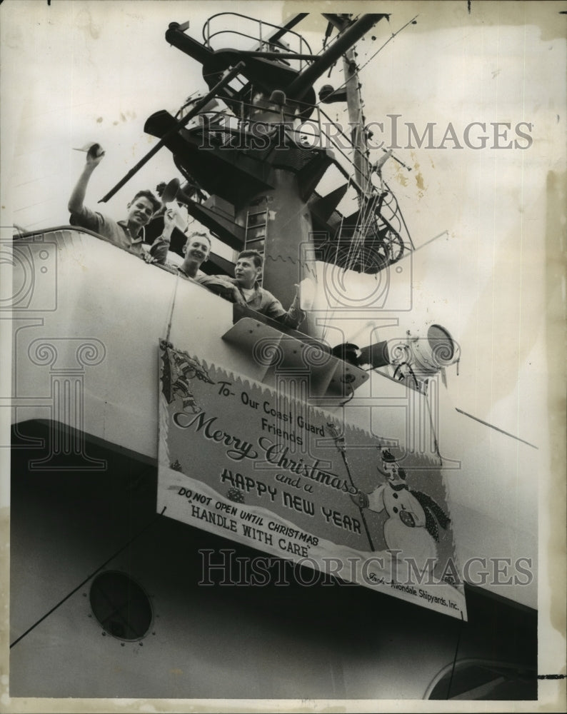 1967 Press Photo Avondale Shipyard Workers Hang Christmas Card to Coast Guard- Historic Images