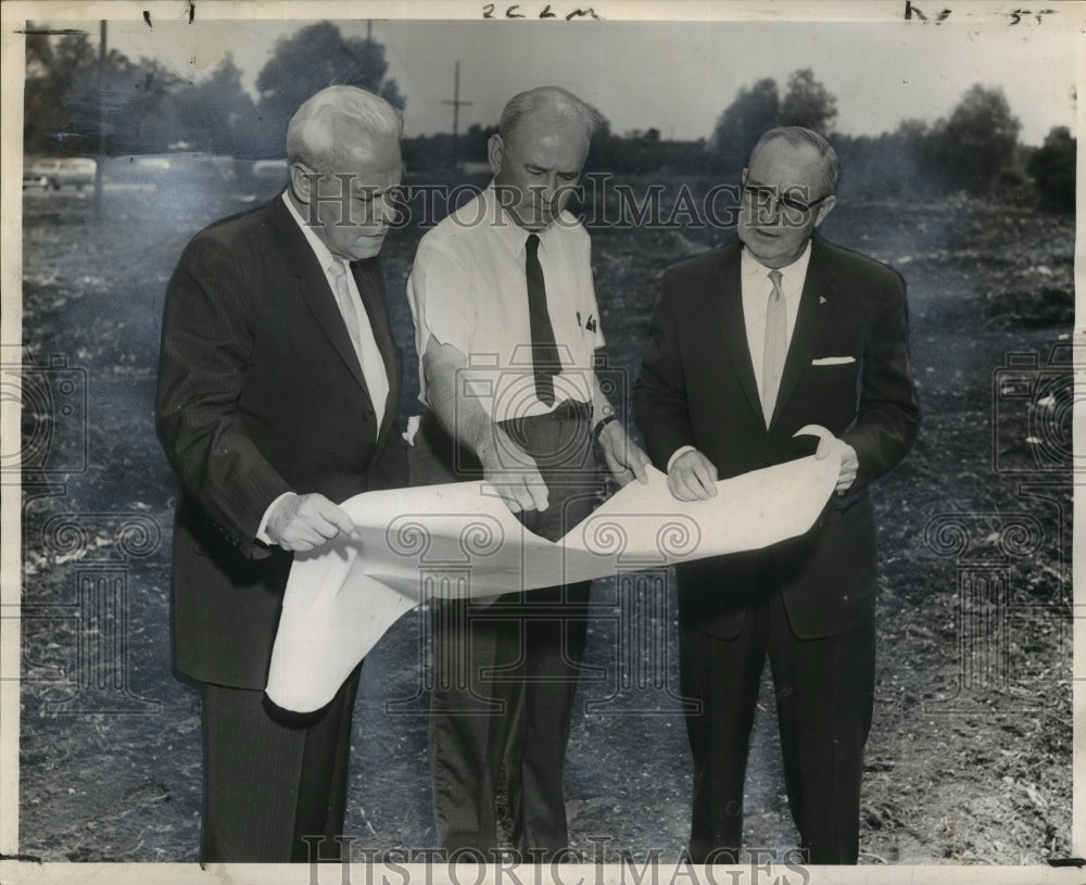 1963 Press Photo Officials Look Over Master Plan for Audubon Park&#39;s Batture Area- Historic Images