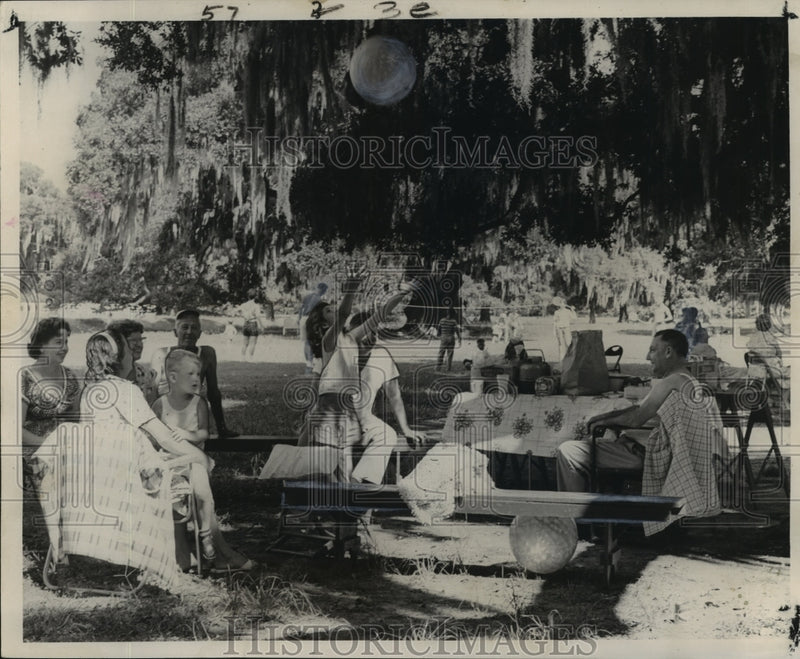 Load image into Gallery viewer, 1961 Press Photo Picnickers at Audubon Park in New Orleans - noa23242
