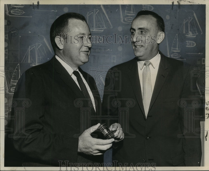 Load image into Gallery viewer, 1961 Press Photo Robert L. Williford and Norman Anseman, Grocery Manufacturers
