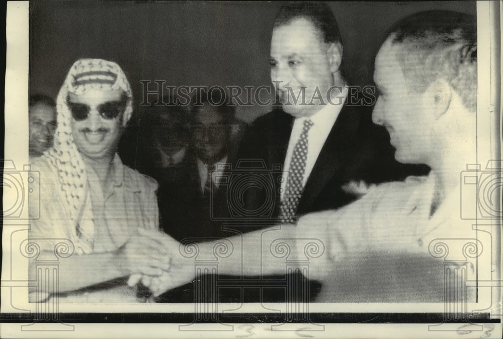 1970 Press Photo King Hussein of Jordan Shakes Hands with Yasir Arafat- Historic Images