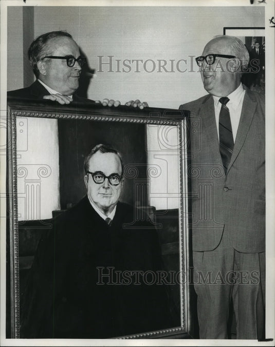  Press Photo Salvador Sam Cirpiano with Judge Bernard J. Bagert and Painting- Historic Images
