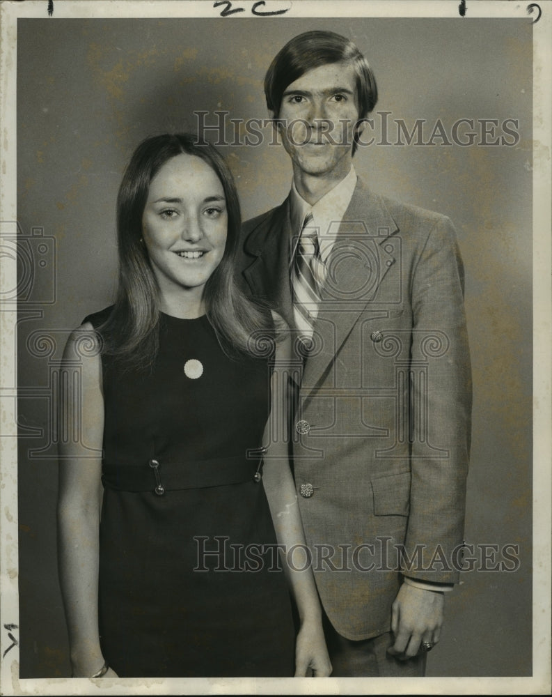 Load image into Gallery viewer, 1972 Press Photo John Aubrey &amp; Peggy Baldwin King &amp; Queen of Ozone Camellia Club

