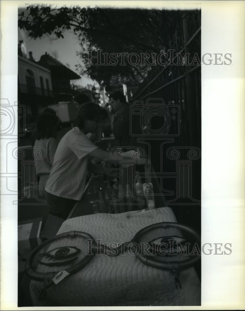 1990 Press Photo Kirk Douglas Unpacking Movie Props in New Orleans- Historic Images