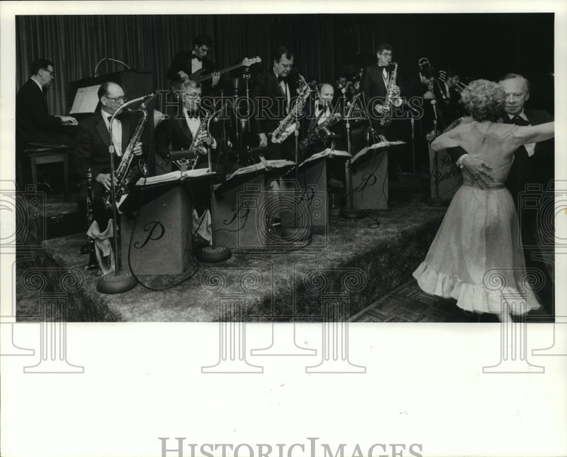 Load image into Gallery viewer, 1984 Press Photo Pat Barberot Orchestra Playing Music for Dancers - noa24582
