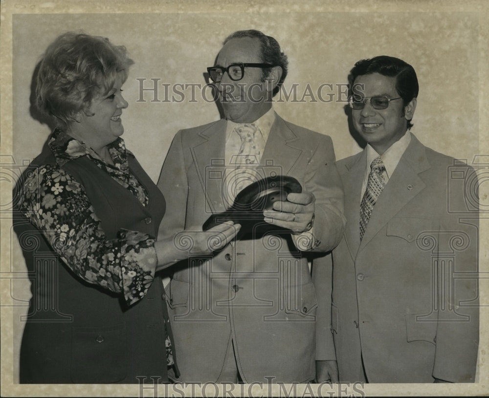 1972 Press Photo Anne DeLatte, Larry Barbe &amp; Dr. Figuerea of Kidney Foundation