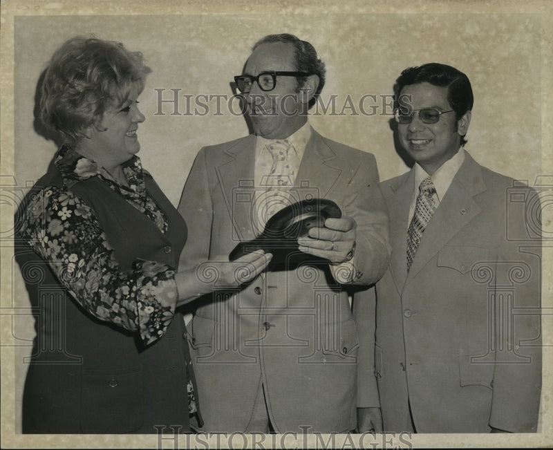 Load image into Gallery viewer, 1972 Press Photo Anne DeLatte, Larry Barbe &amp; Dr. Figuerea of Kidney Foundation
