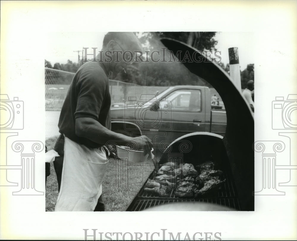  Press Photo Man cooks chicken on the barbecue grill- Historic Images