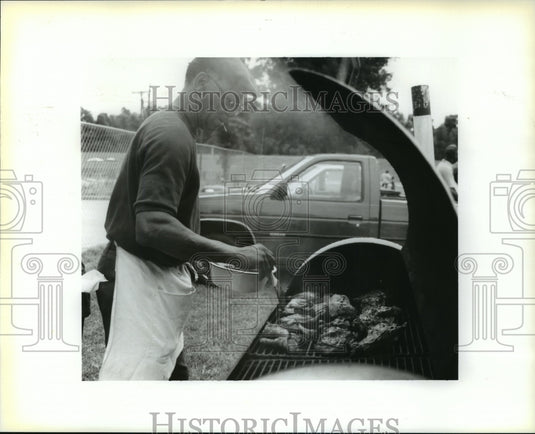  Press Photo Man cooks chicken on the barbecue grill- Historic Images