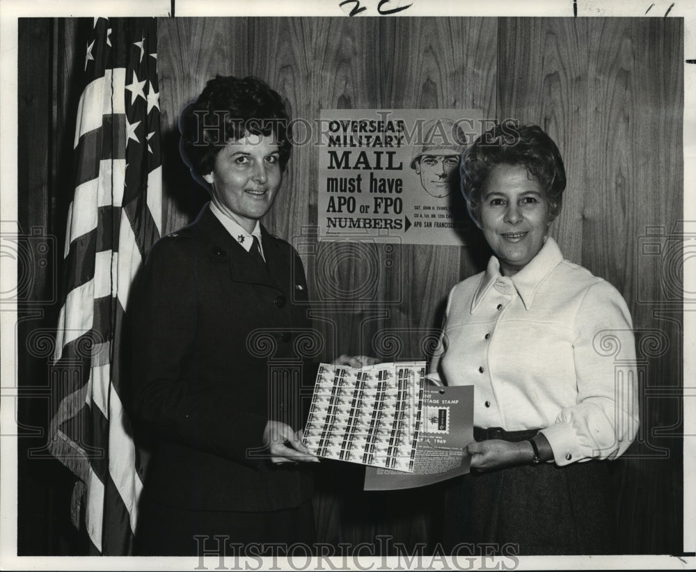 1969 Press Photo Major Carolyn Auldridges &amp; Elsie B. Graf with Christmas Stamps