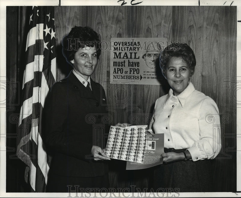 Load image into Gallery viewer, 1969 Press Photo Major Carolyn Auldridges &amp; Elsie B. Graf with Christmas Stamps

