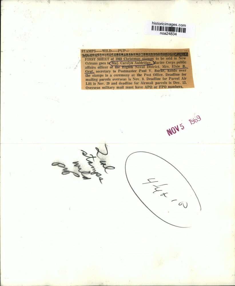1969 Press Photo Major Carolyn Auldridges & Elsie B. Graf with Christmas Stamps