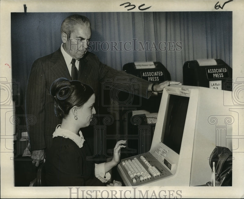 Load image into Gallery viewer, 1971 Press Photo Ernest Barcella Visits Associated Press &amp; Carol Deegan, Editor
