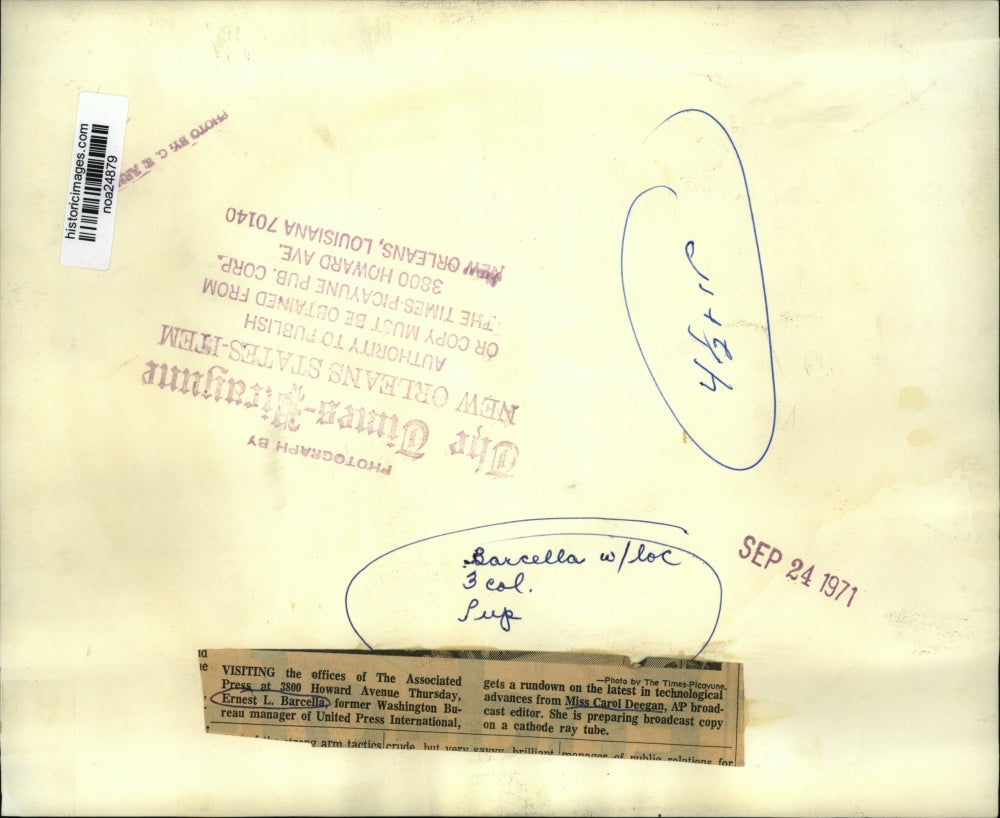 1971 Press Photo Ernest Barcella Visits Associated Press & Carol Deegan, Editor