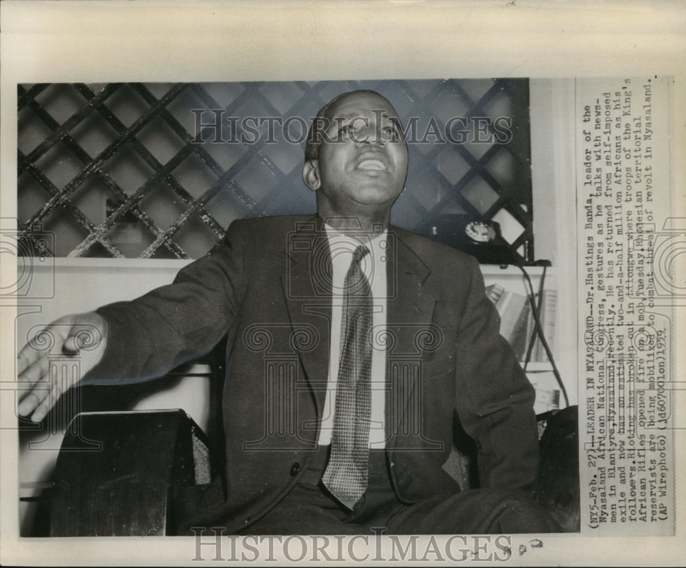 1959 Press Photo Dr. Hastings Banda Talks with Newsmen in Blantyre, Nyasaland