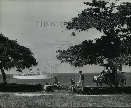 1961 Press Photo Tourists by the Ocean in the Bahamas- Historic Images