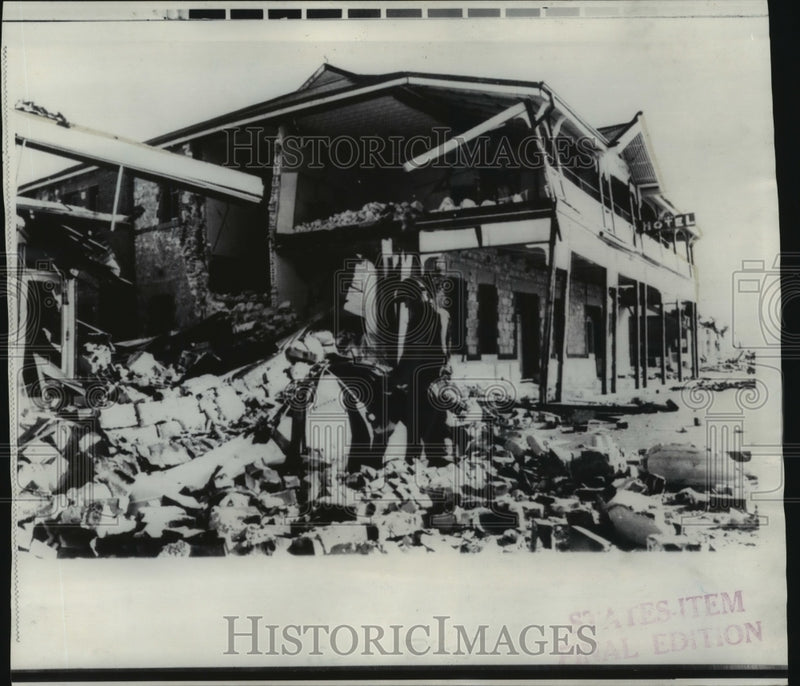 Load image into Gallery viewer, 1968 Press Photo Merkering, Australia, Destruction After Earthquake - noa25069
