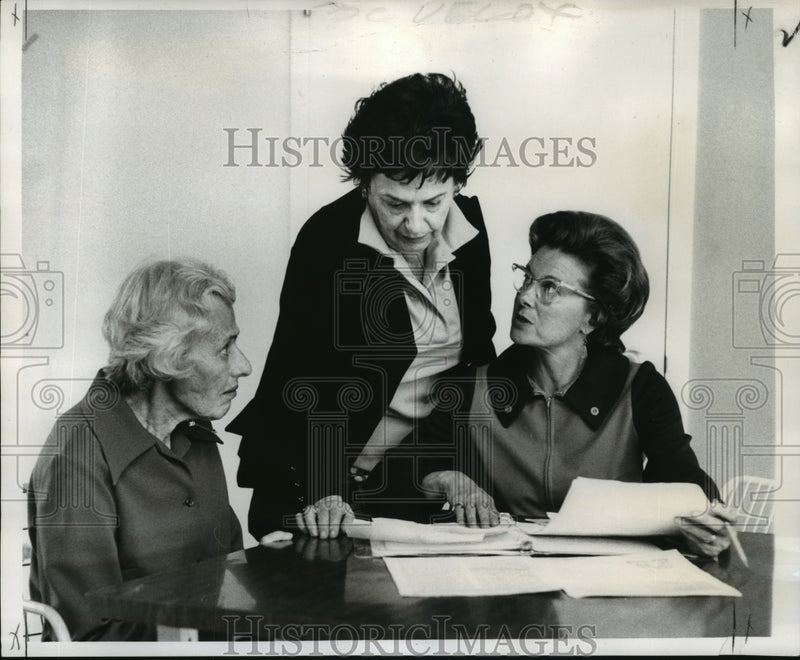 Load image into Gallery viewer, 1974 Press Photo Rose Solomon, Mrs Morris Auerbach &amp; Mrs Saul Waldman, Plan Show

