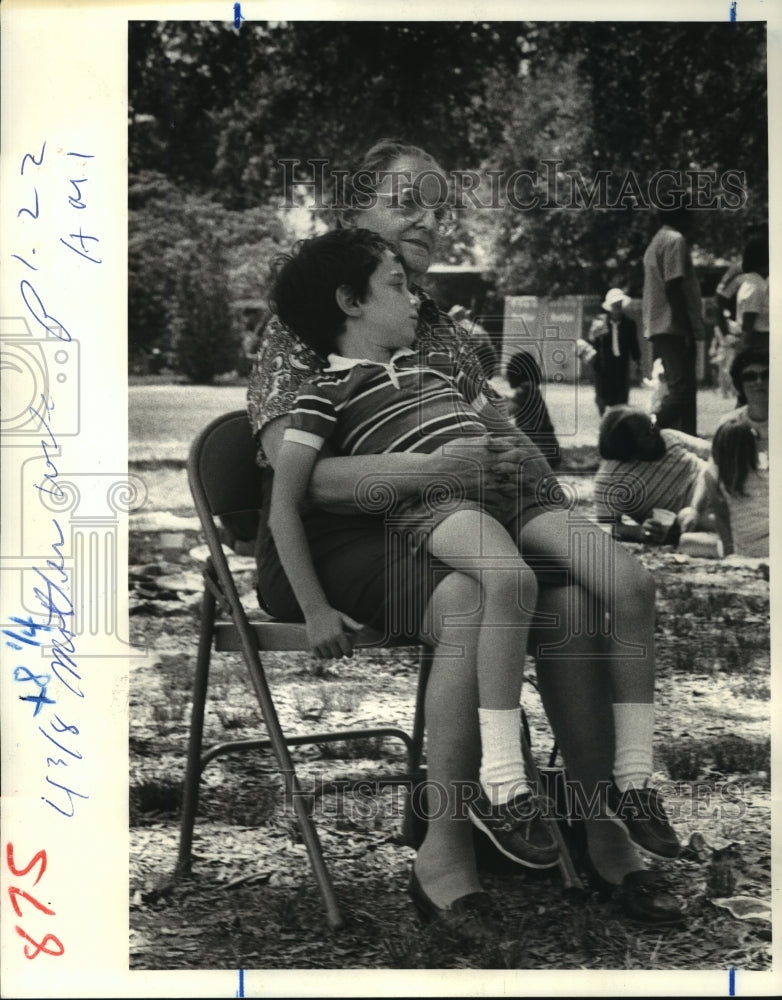 1984 Press Photo Audubon Park Zoo- Robert Schesinger and Grandmother at Concert- Historic Images