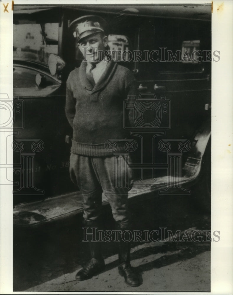 1933 Press Photo Herbert Babin, Yellow Cab Driver - noa25256