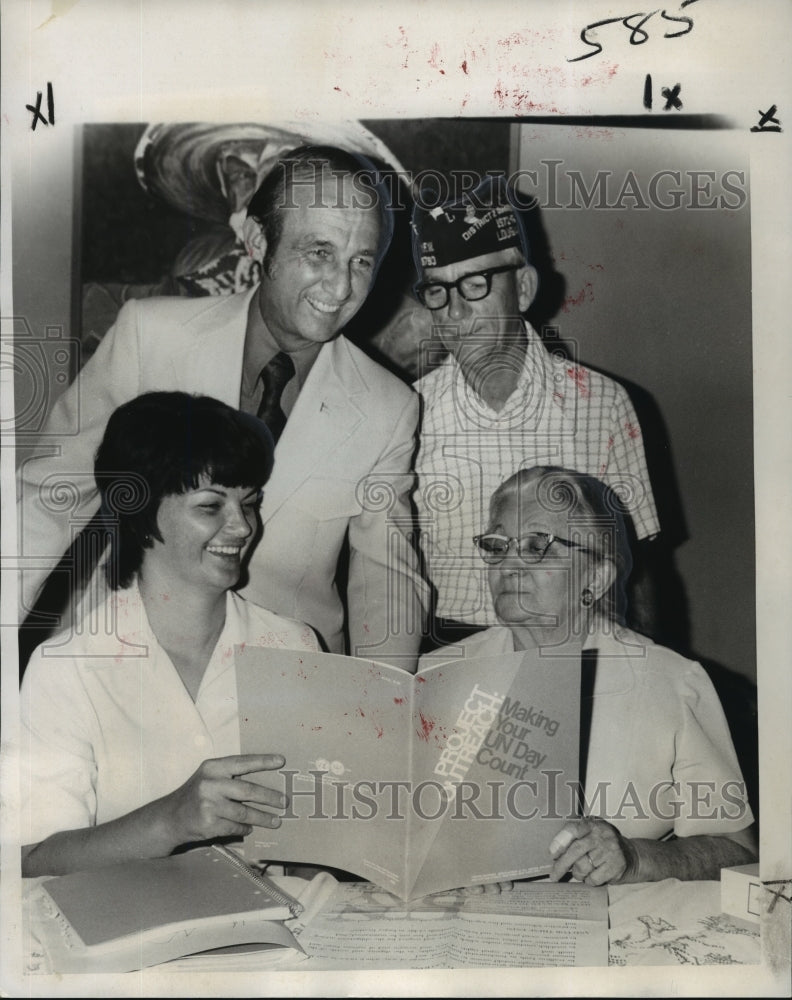 Load image into Gallery viewer, 1973 Press Photo Discussion of United Nations Day Celebrations in Westwego
