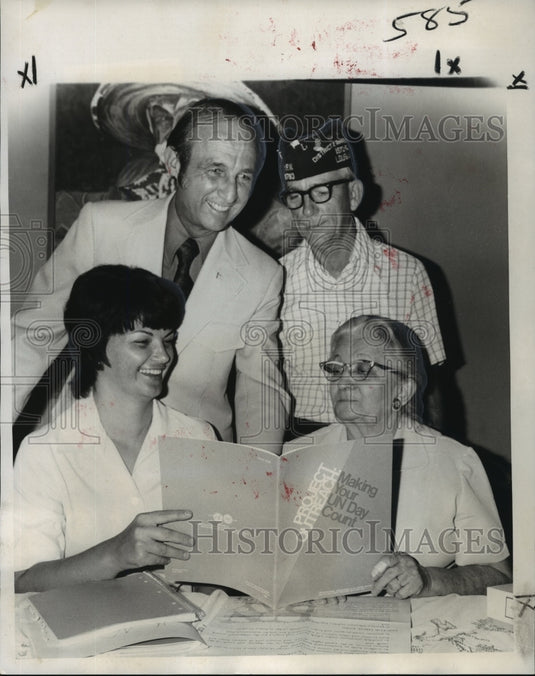 1973 Press Photo Discussion of United Nations Day Celebrations in Westwego