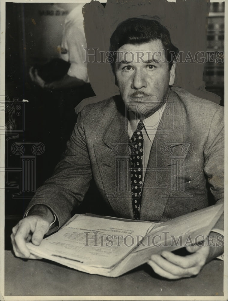 Load image into Gallery viewer, 1934 Press Photo George Bancroft Reading Deposition to Wife - noa25418
