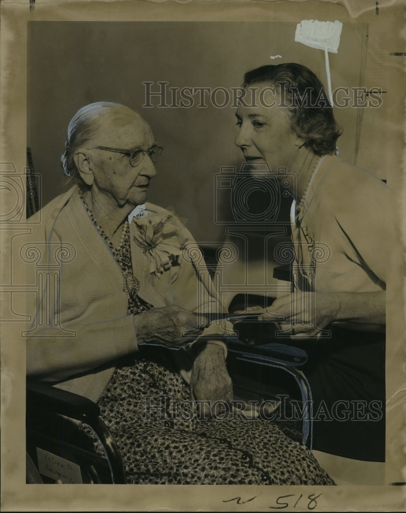 1965 Press Photo Elizabeth Bopp Donates Money to Sara Mayo Hospital- Historic Images
