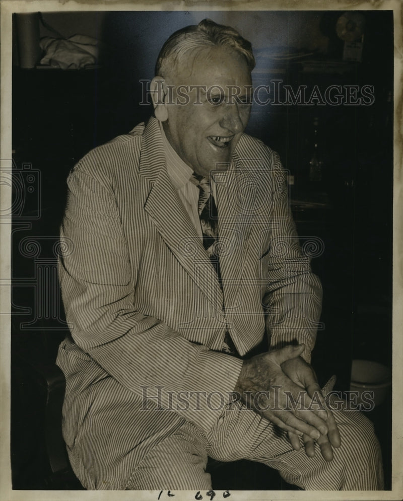 Load image into Gallery viewer, 1947 Press Photo Judge W. Alexander Bahns smiles and claps his hands - noa25620
