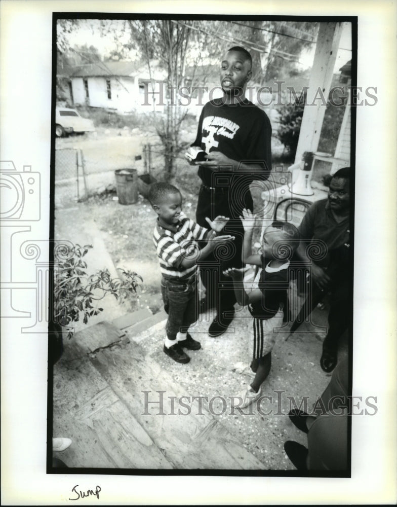 1994 Press Photo Reverend John Bailey and Children, Violet, Louisiana- Historic Images