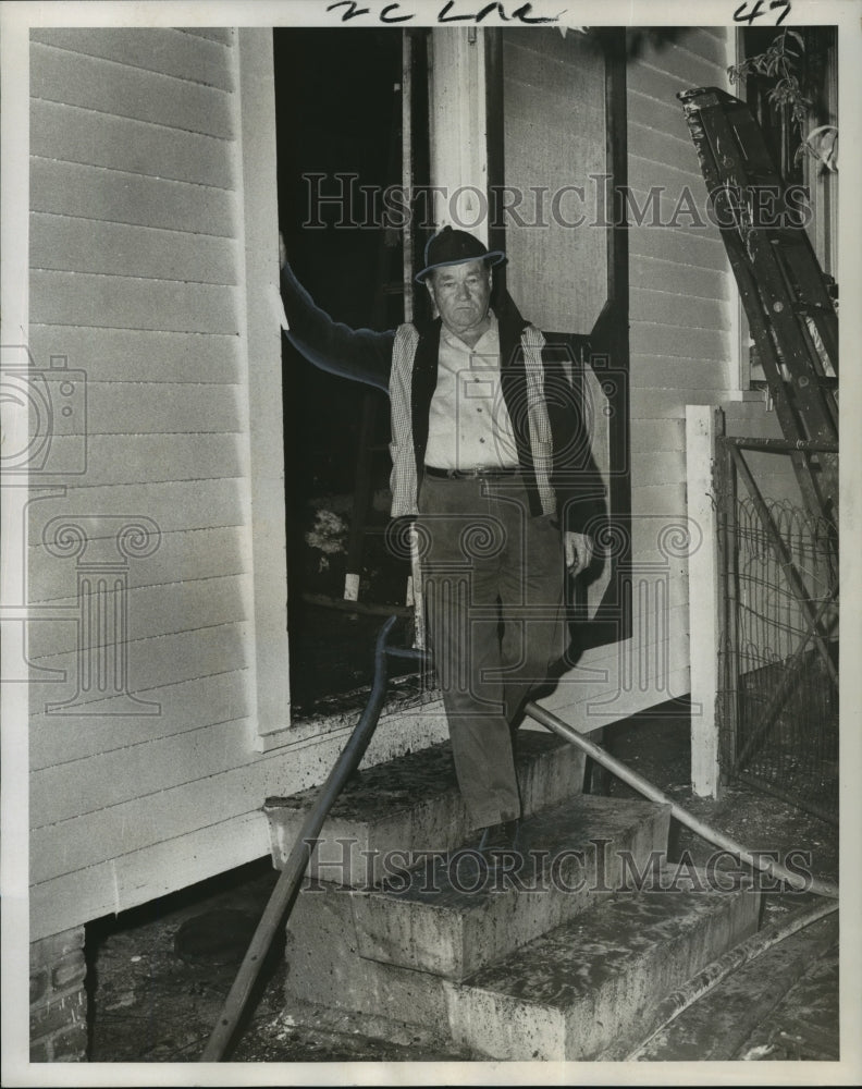 1970 Press Photo Henry R. Bailey In Fire-Damaged Home, New Orleans- Historic Images