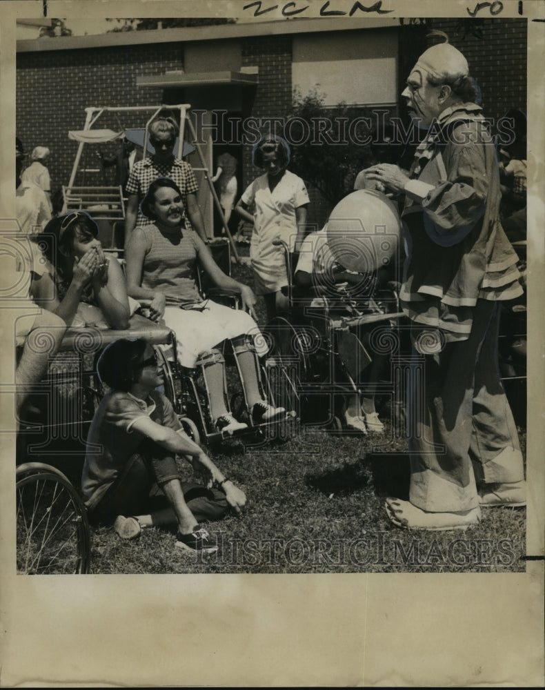 1968 Press Photo Chester Sherman, Bailey Bros Clown, at Children's Hospital