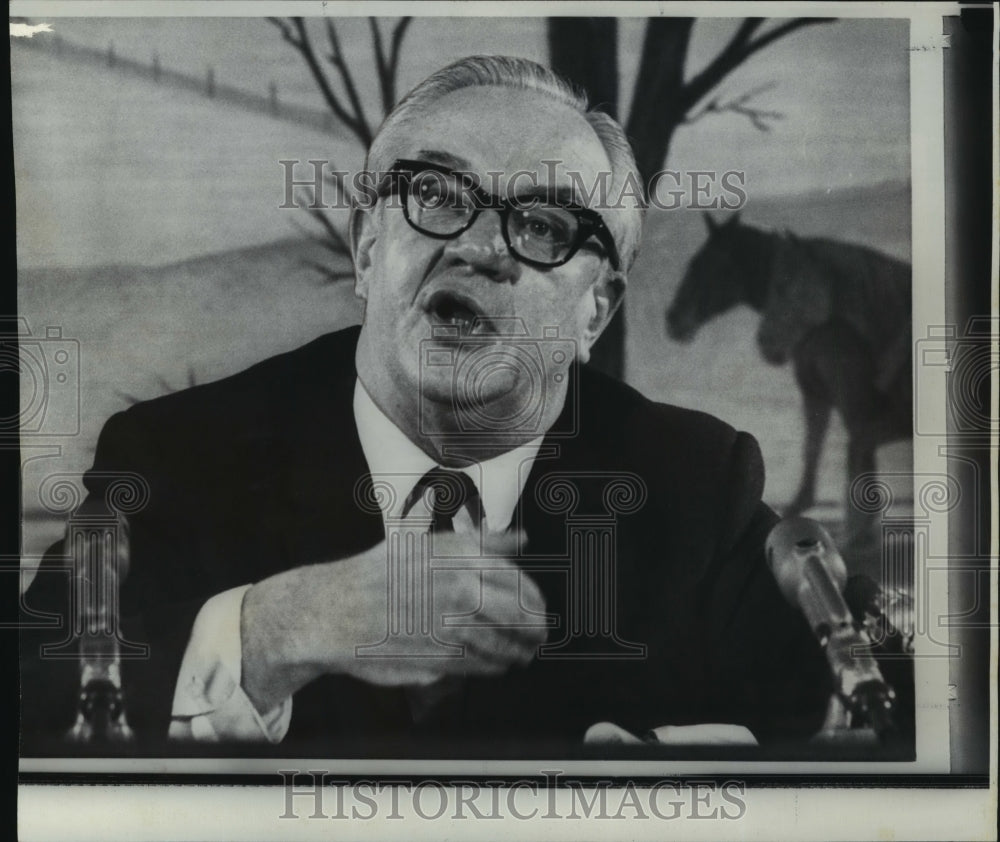 1966 Press Photo Robert Ball, Social Security Administrator, Speaks to Reporters